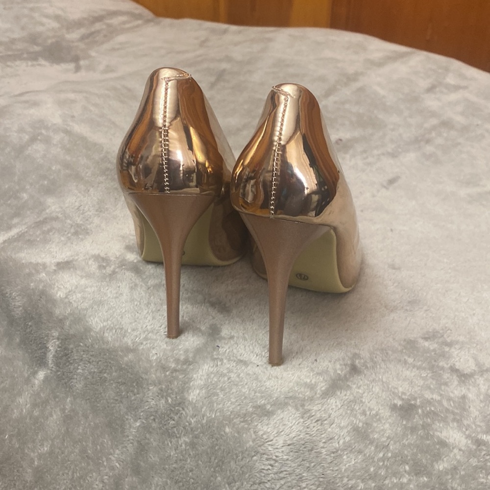 Gold heels - Picture 2 of 3